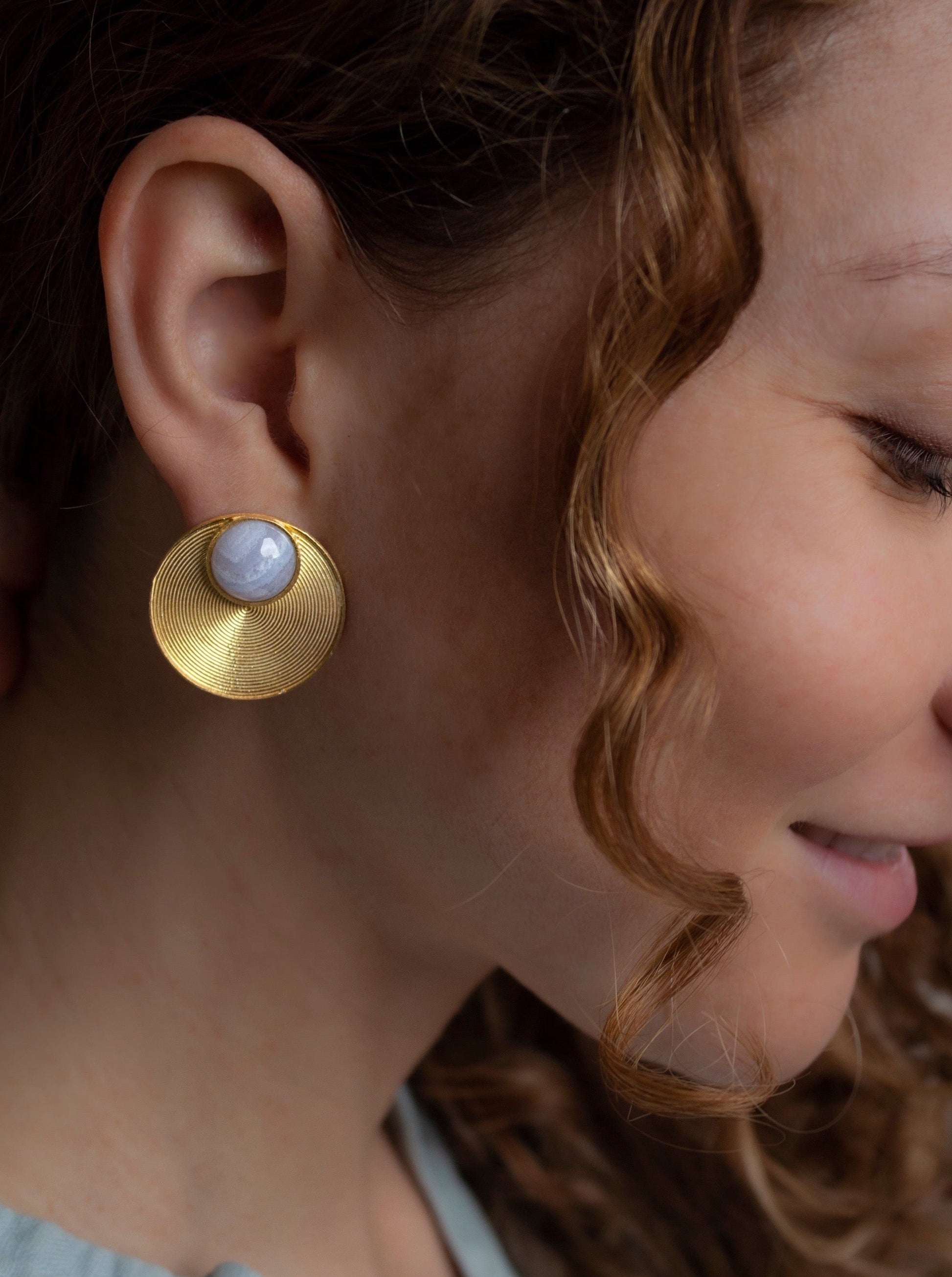 Round earrings with Calcedonia stone