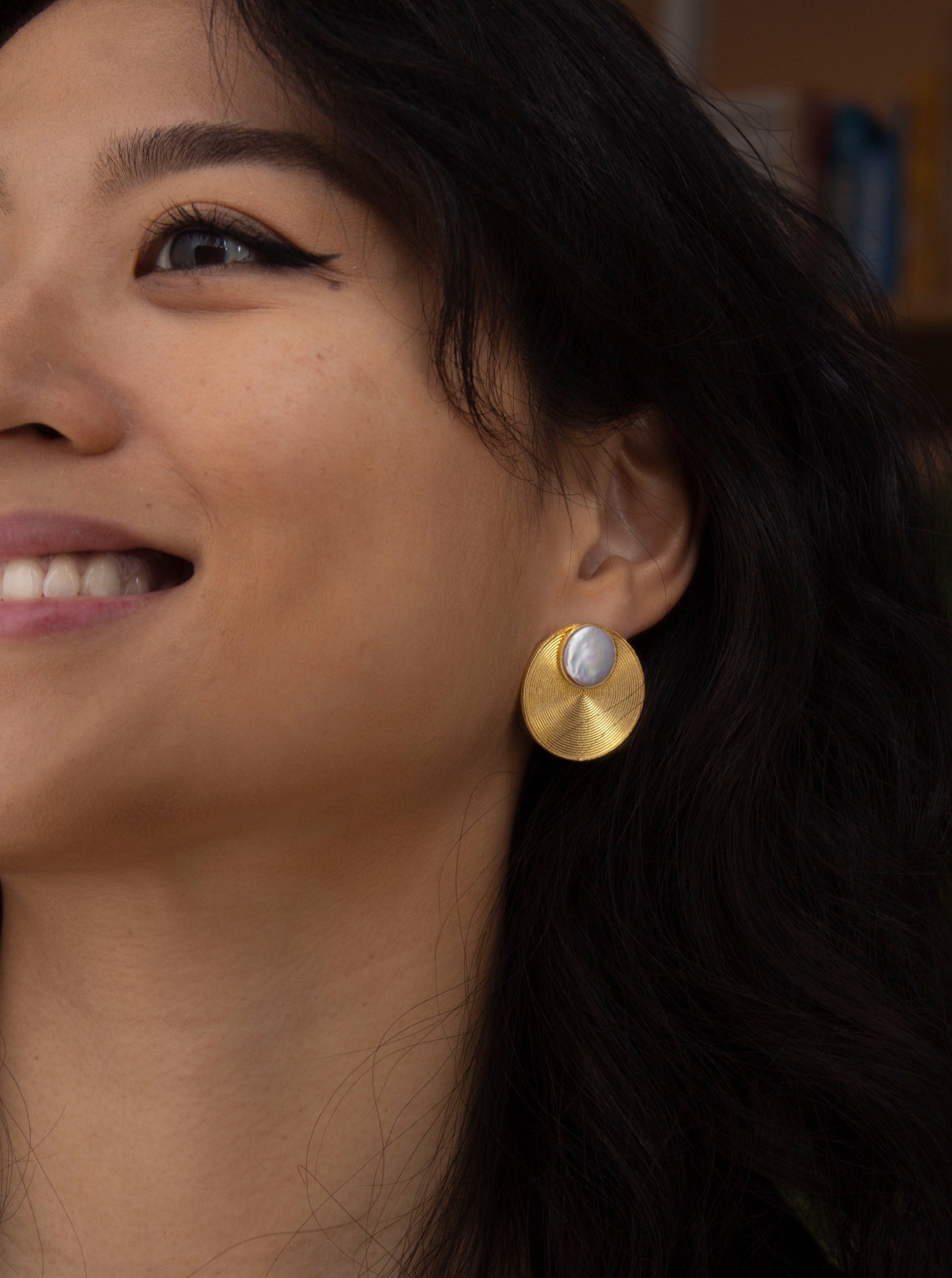 Luna piena gold earring with pearl