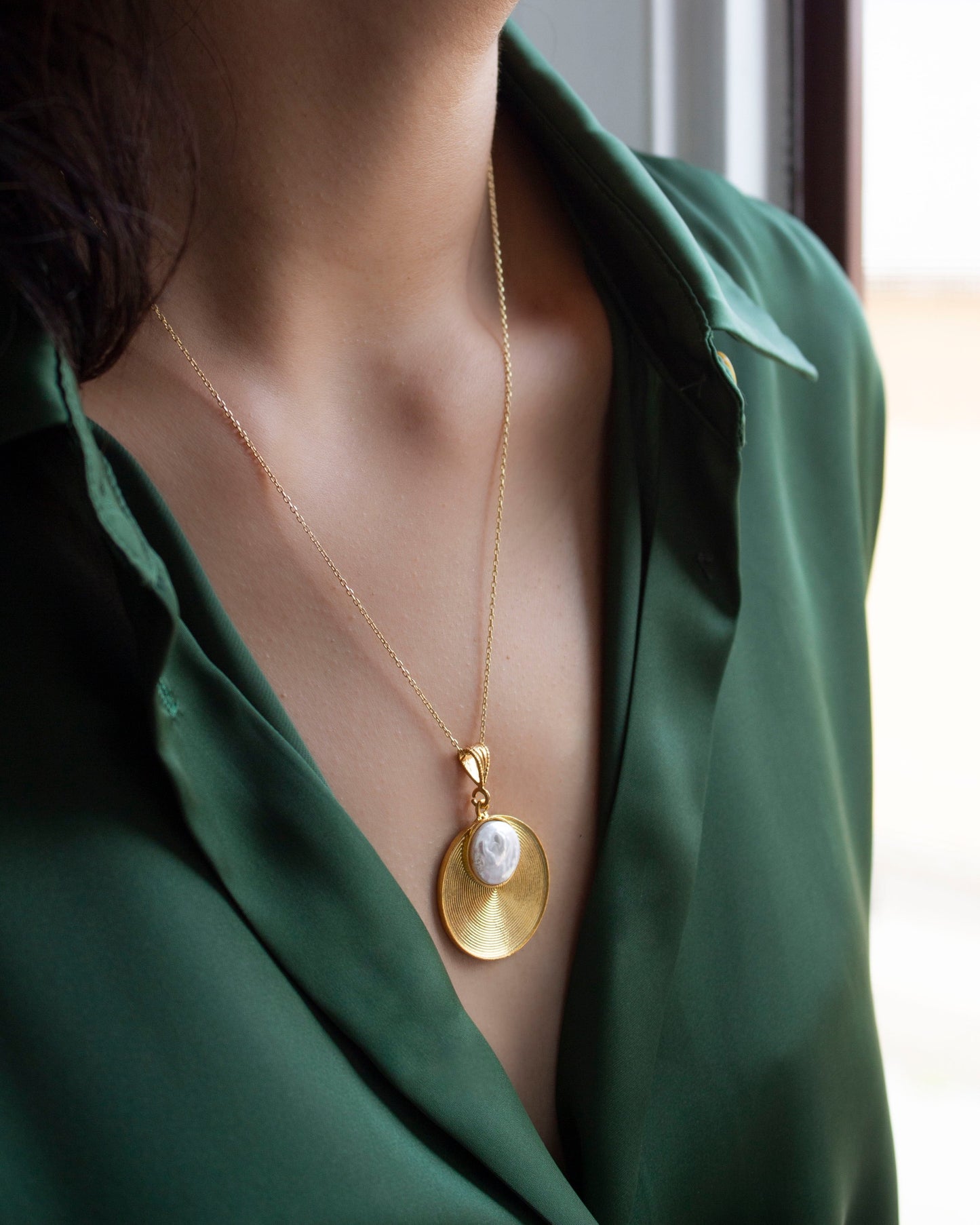 Necklace with gold-plated spiral engraving and an original pearl piece