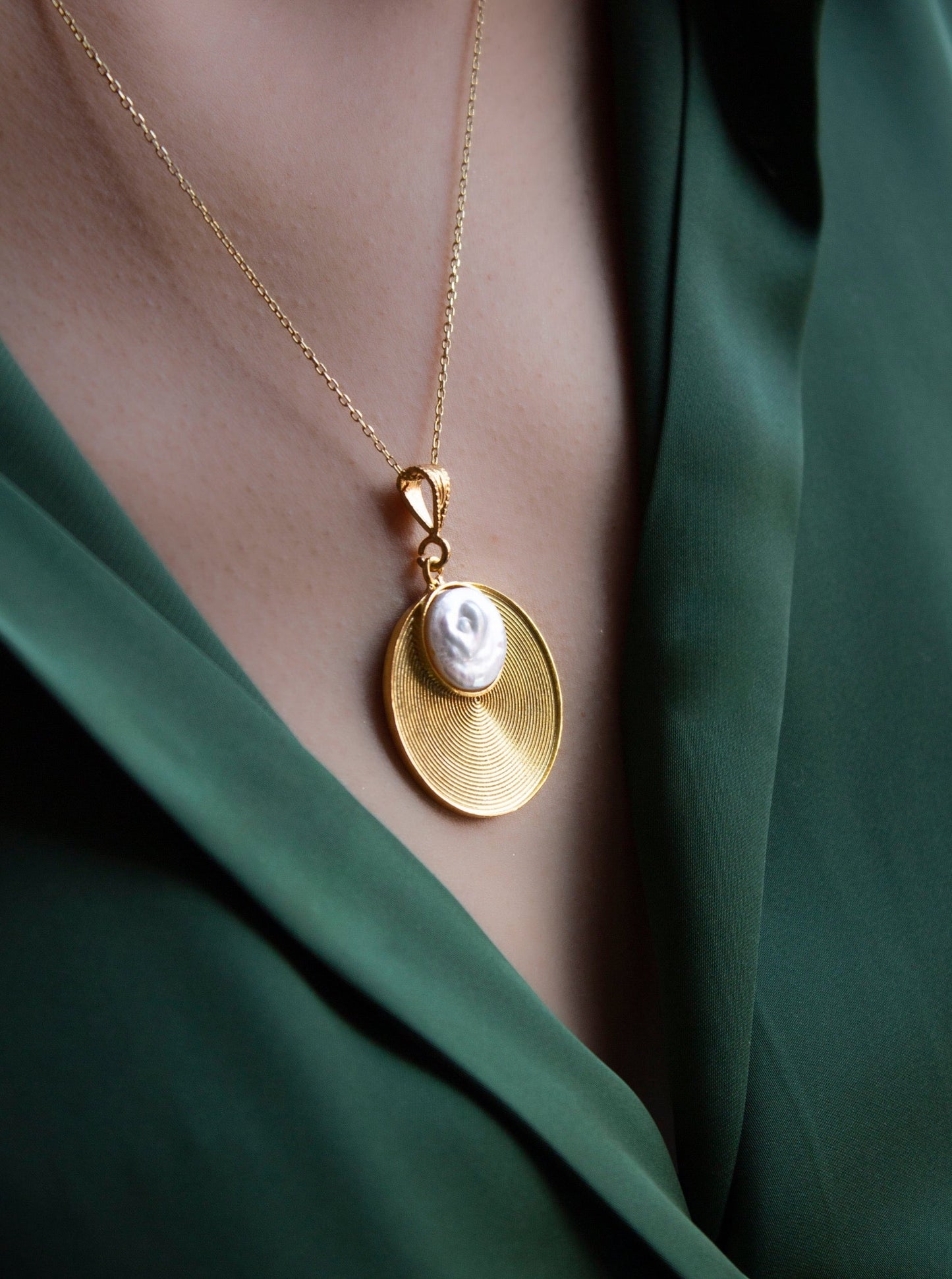 Necklace with gold-plated spiral engraving and an original pearl piece