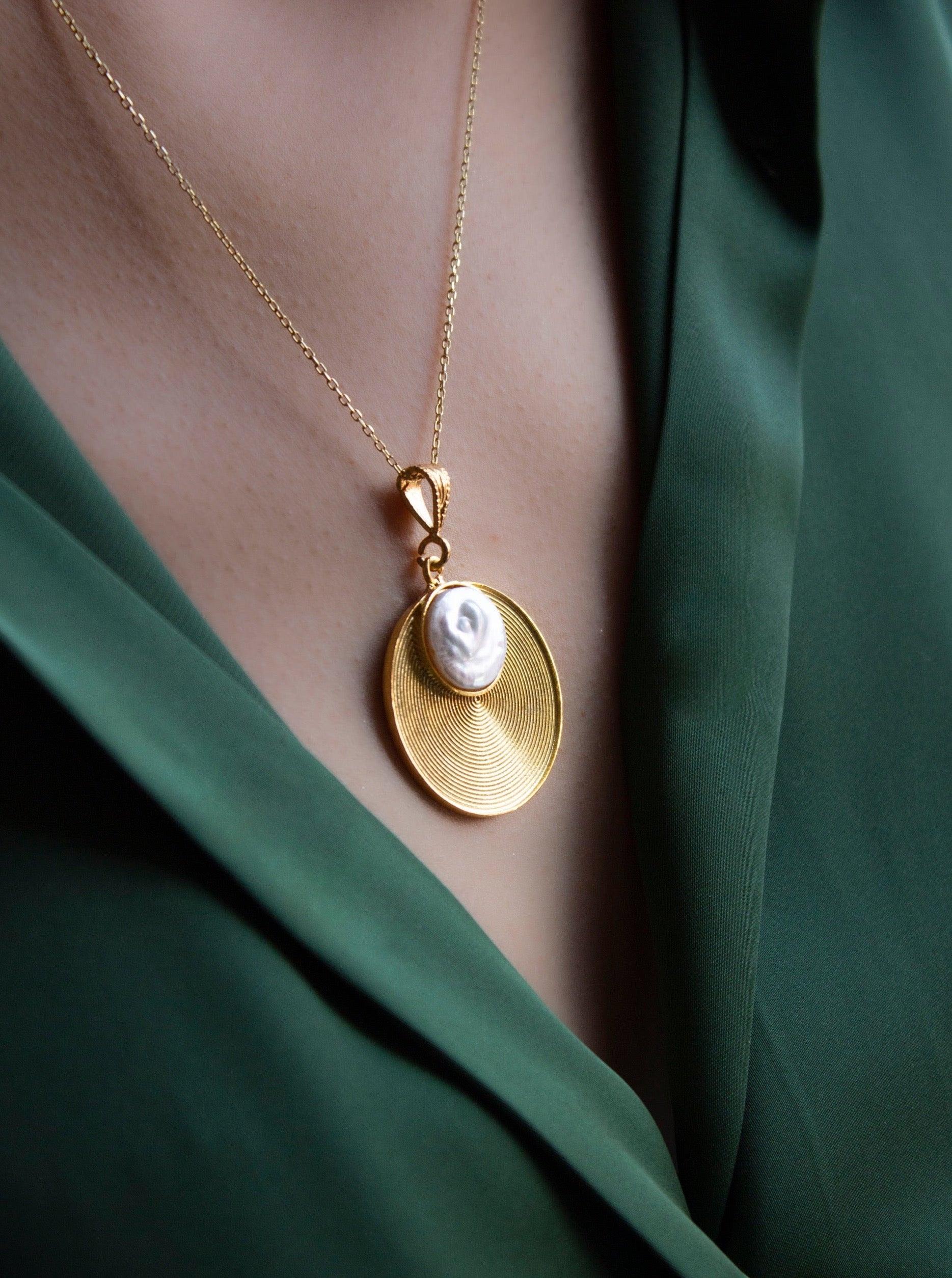 Necklace with gold-plated spiral engraving and an original pearl piece
