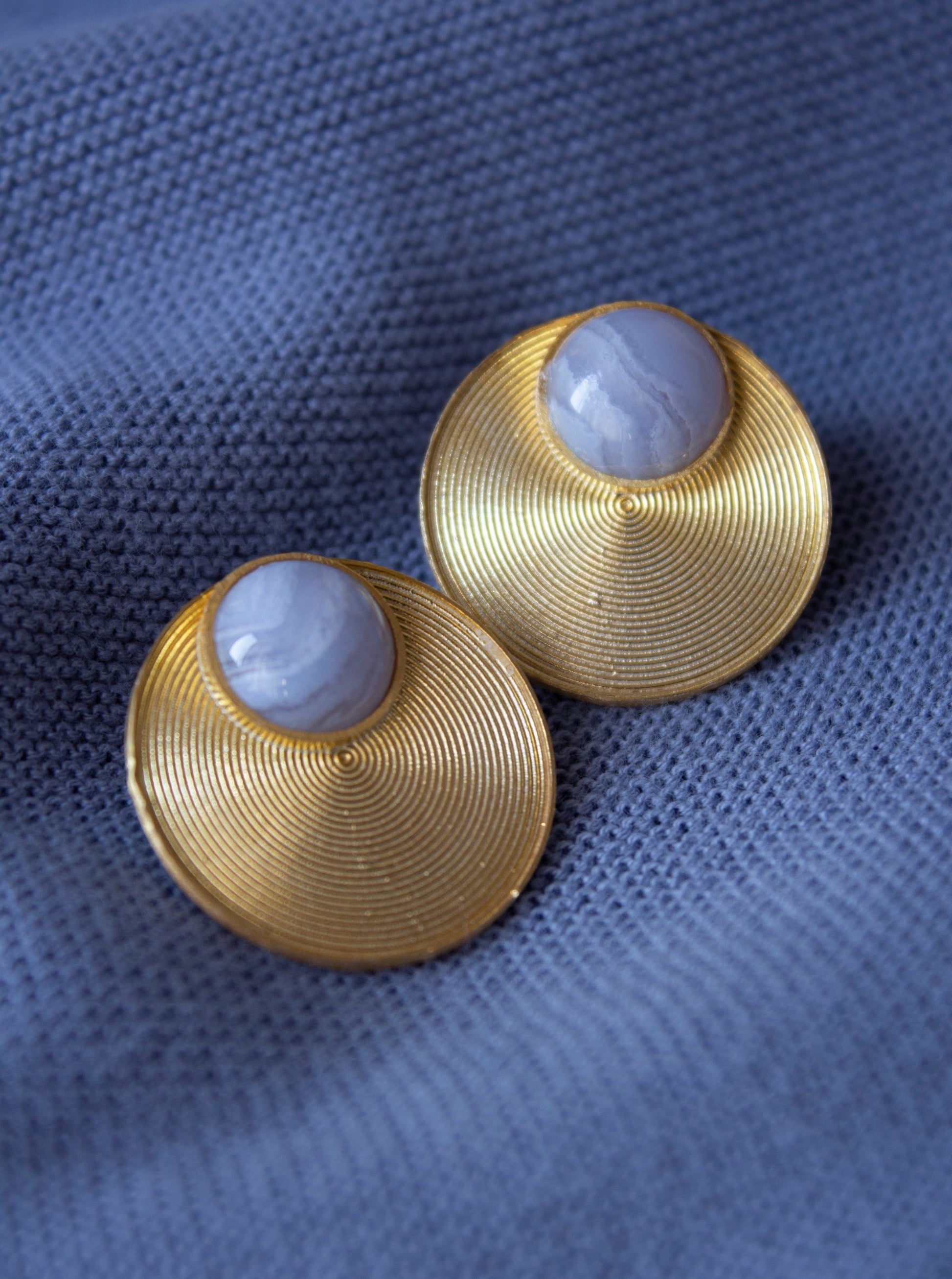 Gold earrings with calcedonia gemstone