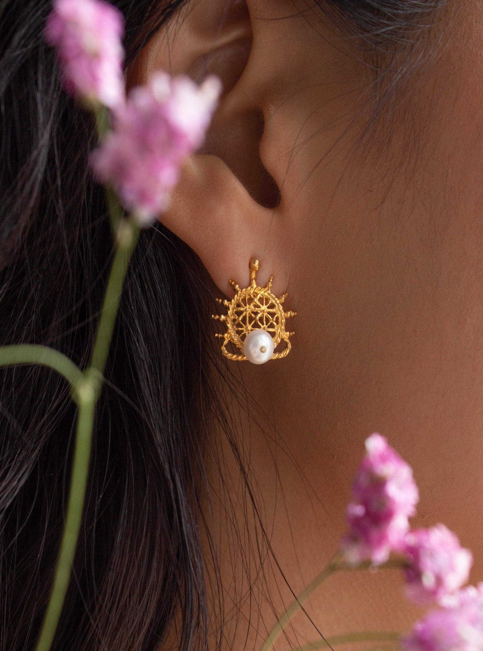 Gold earring with pearl with pink flower