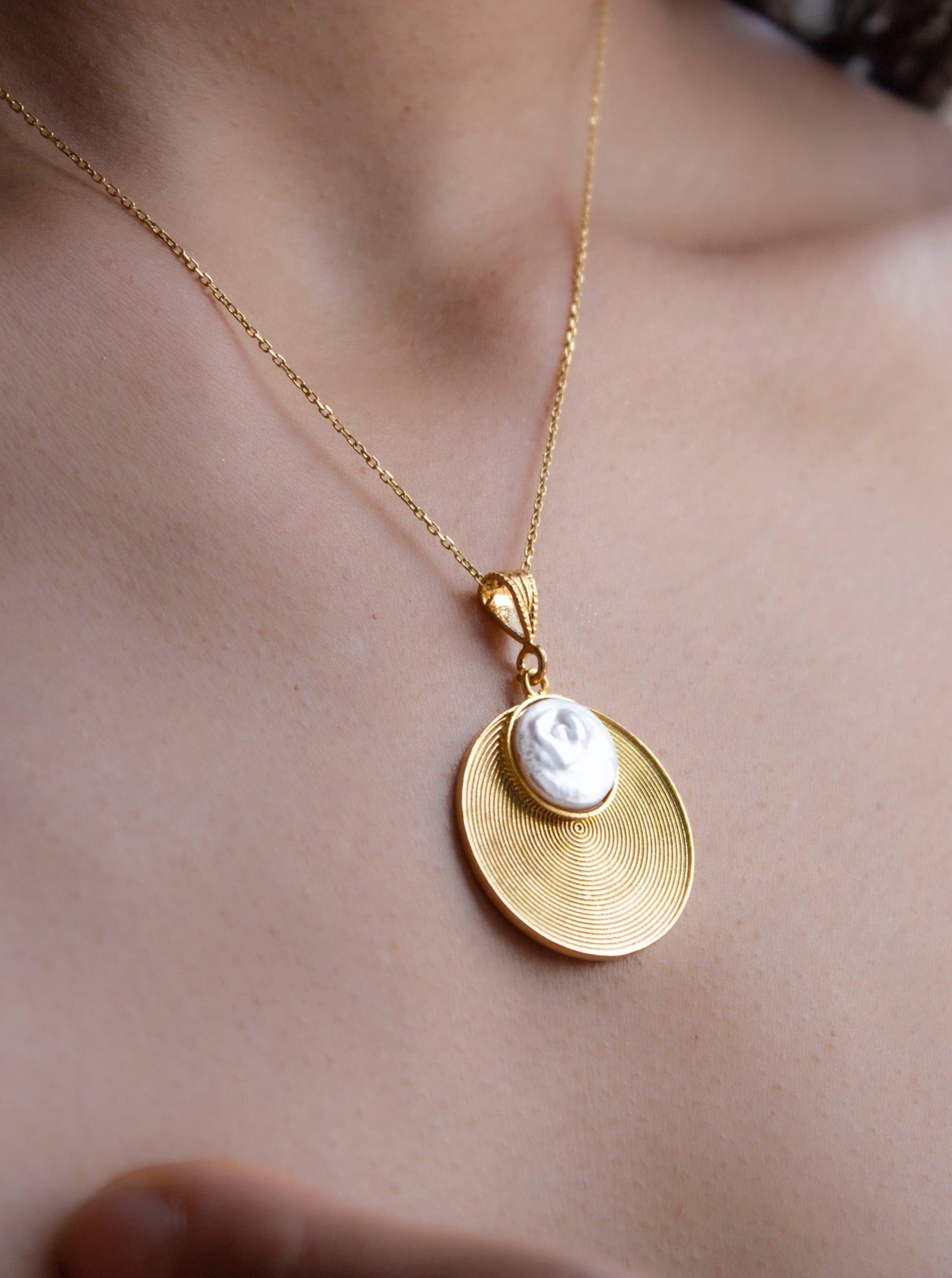 Necklace with gold-plated spiral engraving and an original pearl piece